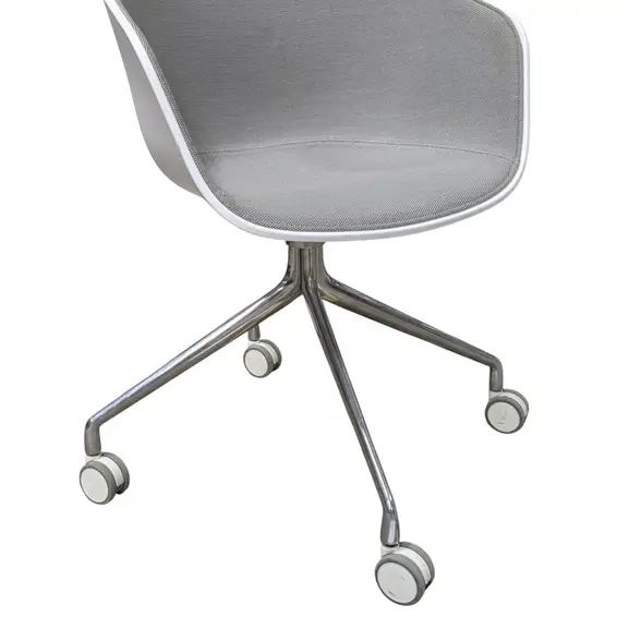 Konferensstol AAC24 Front Upholstery LjusgråVitKrom (5)