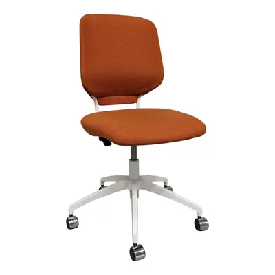 Konferensstol Savo Invite OrangeVit (2)