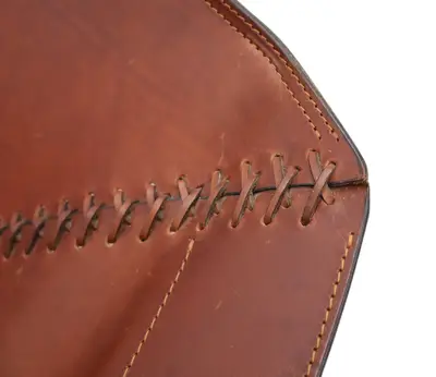 Fåtölj OX Denmarq Stitch Chair BrunSkinnSvart (2)