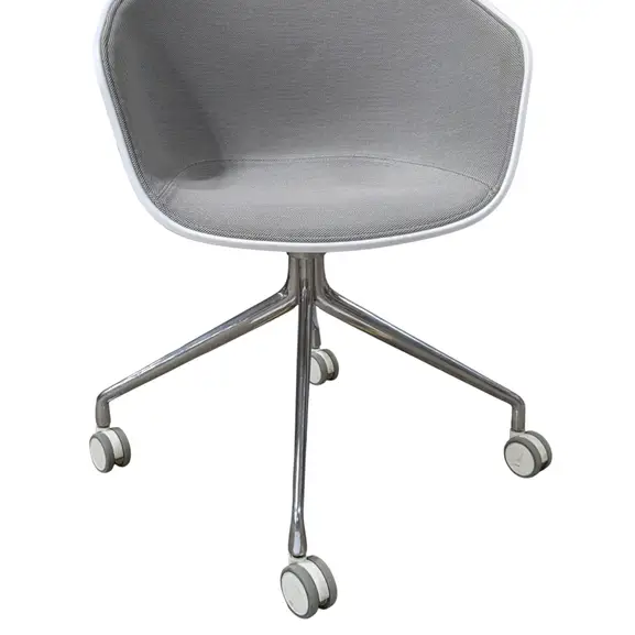 Konferensstol AAC24 Front Upholstery LjusgråVitKrom